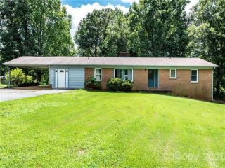 Foreclosed Home - 827 PINEBURR AVE SW, 28690
